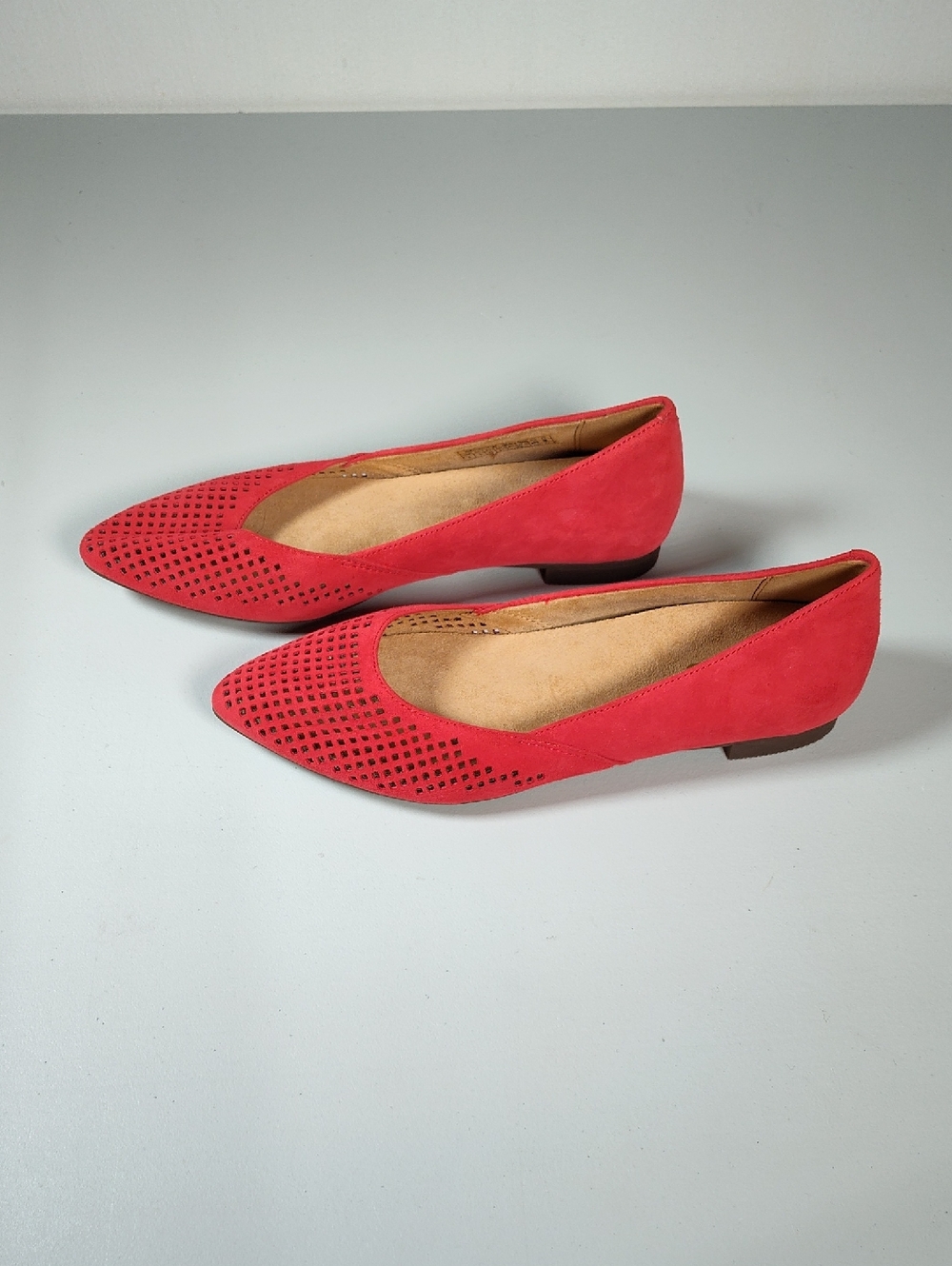 Vionic‎ Posey red suede perforated pointed toe flats 6